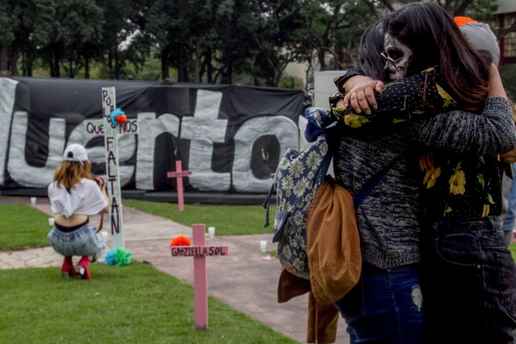 Con bancas, cruces y mantas recuerdan a las personas que perdieron la vida en el centro escolar. (Cuartoscuro)
