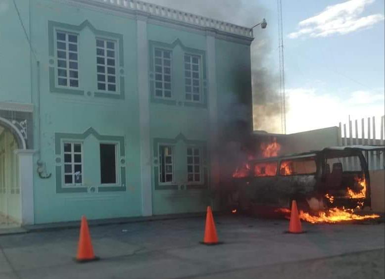 Una camioneta del DIF Municipal fue incendiada tras el enfrentamiento en la Comandancia de Policía (Especial)