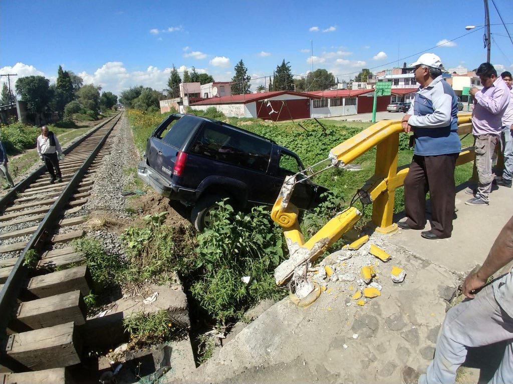 La camioneta intentó ganarle el paso al tren, sin embargo éste lo embistió (Especial)