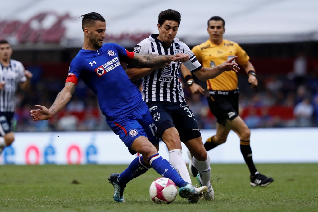 Edgar Méndez de Cruz Azul en disputa por el balón (imago7)