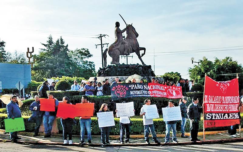 Empleados de la Autónoma de Morelos protestaron en calles de Cuernavaca. (Foto: David Monroy)