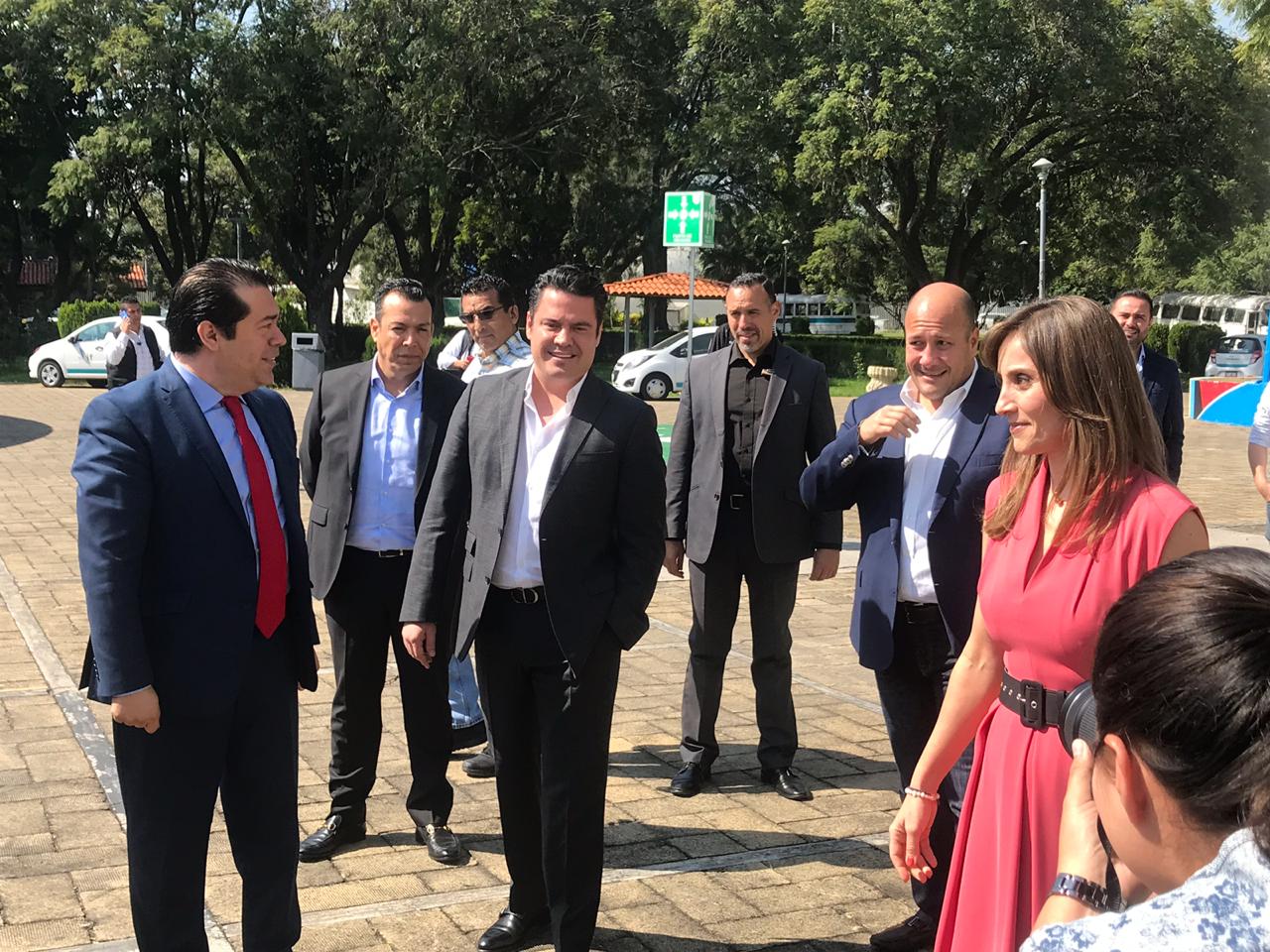 El gobernador electo Enrique Alfaro asisitió al informe del Comité de Participación Social, donde también está el actual gobernador (Elsa Martha Gutié