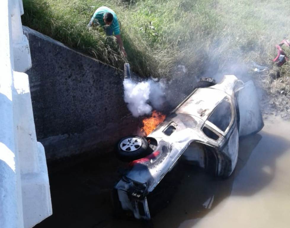 La camioneta explota tras sufrir volcadura.