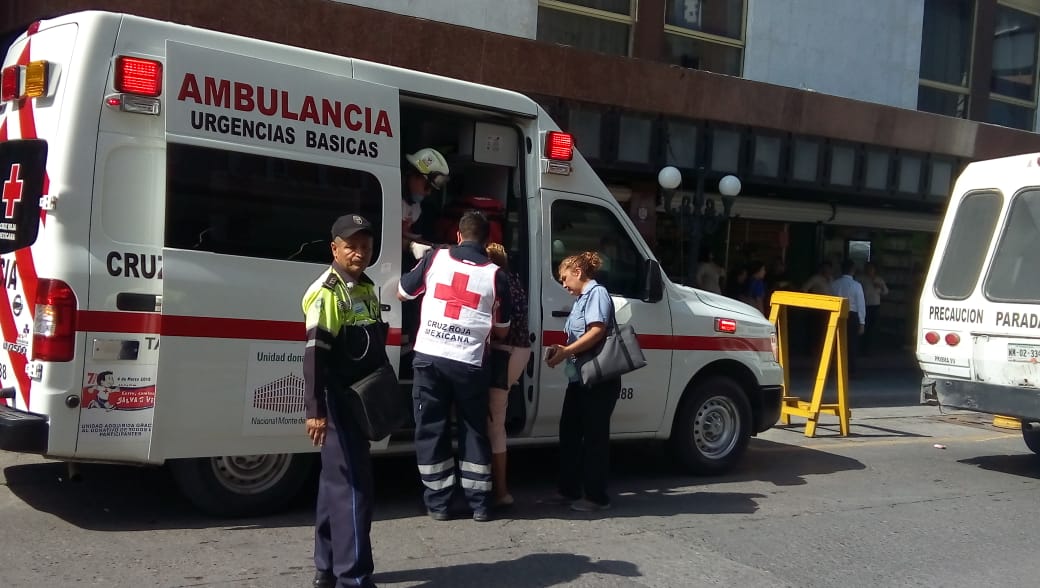 La mujer fue trasladada al hospital por sus lesiones.