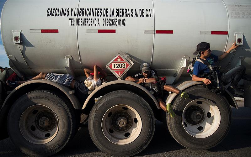 Oaxaca - Integrantes de la caravana migrante se preparan para su salida desde Tepatepec. EFE/Luis Villalobos