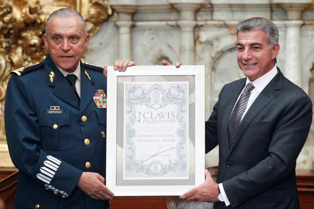 Antonio Gali entrega la Clavis Palafoxiana al General Cienfuegos   (Especial)