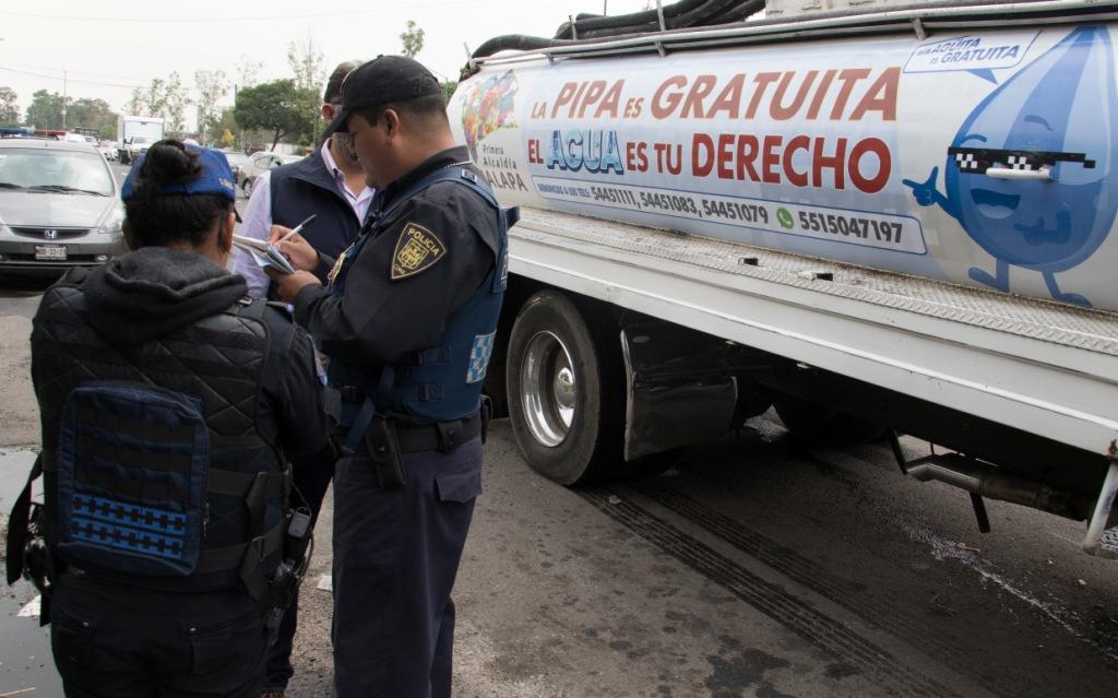 Elementos de la SSP capitalina monitorearon que las pipas fueran entregadas en el primer día de corte de agua. (Cuartoscuro)