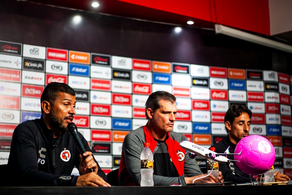 Frankie Oviedo (Izquierda) en su presentación con Xolos (Imago7)