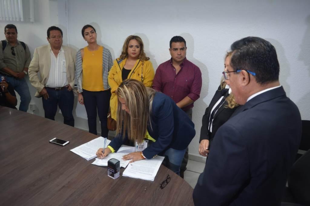 Los legisladores presentaron la denuncia ante el fiscal Anticorrupción. (David Monroy)