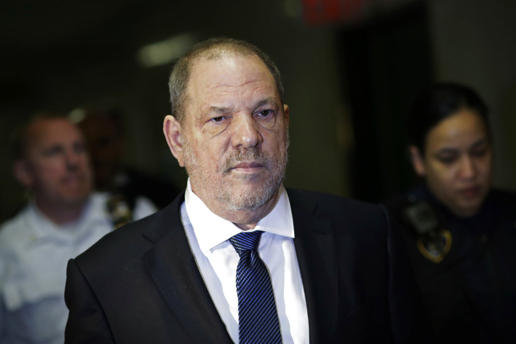 La mujer alegó que Weinstein la obligó a tocar sus genitales  en 2002 (AP).