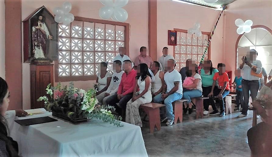 Mediante el programa de Matrimonios Colectivos, cinco parejas del Cedes Victoria formalizaron su relación (Cortesía)