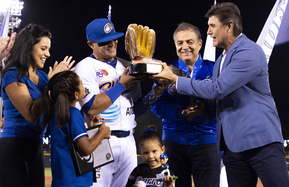 Rodríguez estuvo acompañado por su familia cuando lo premió el presidente de la LMP (Cortesía Charros).