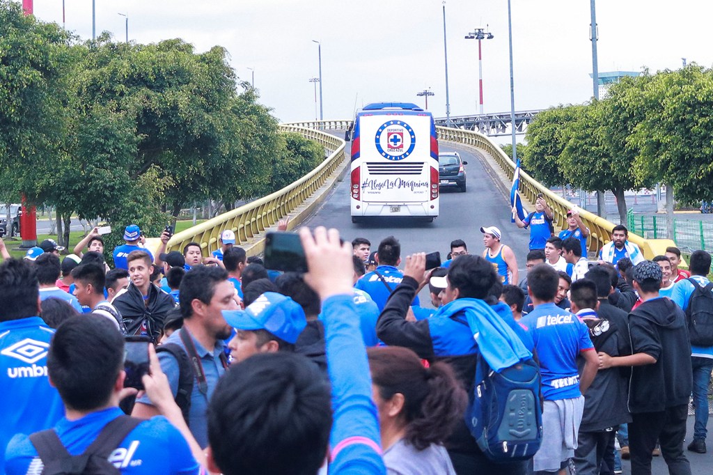 Afición de Cruz Azul recibió al equipo en la Ciudad de México