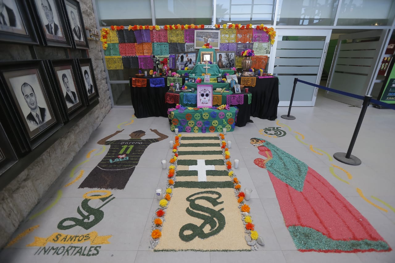 El altar de muertos de Santos Laguna está dedicado a Chucho Benítez. (Saúl González)