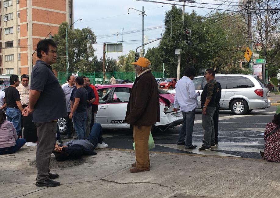 El auto chocó con los tres taxis en el cruce de Eje 10 Sur y Cerro de Agua. (Gabriel Ortega)
