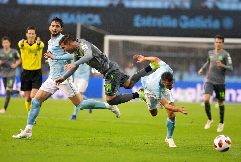 El defensa Vigo Kevin Vázquez y Theo Hernández (EFE)