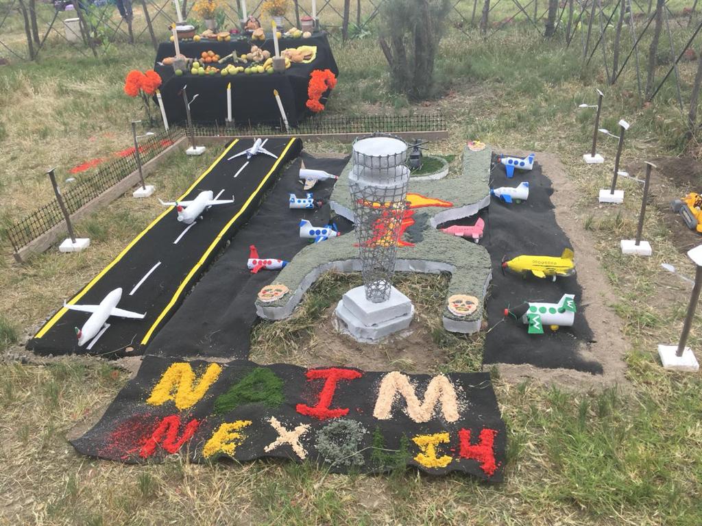Empleados del NAIM montaron ofrendas por el Día de Muertos. (Especial)