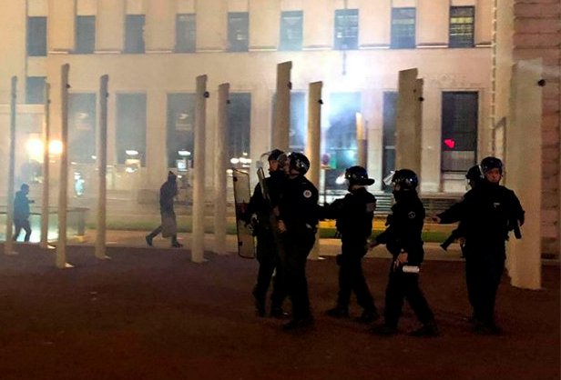 La Policía mantuvo enfrentamientos por varios minutos.