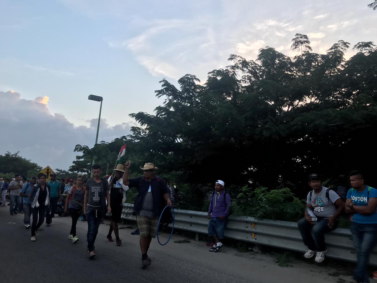Pueblo sin Fronteras consideró los riesgos de seguir a pie por la carretera que va de Juchitán. (José Antonio Belmont)