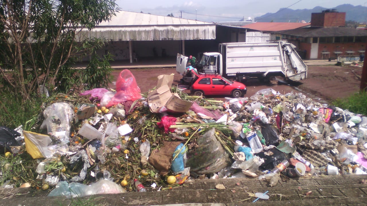 Una sección del recinto ferial de Huauchinango es utilizada para transferir basura (Especial)