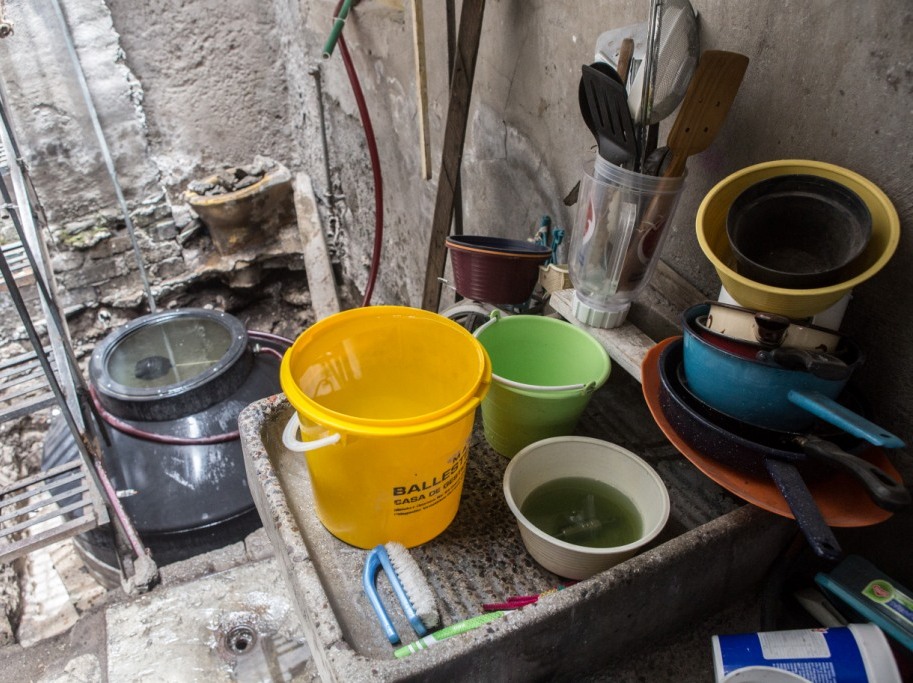La Secretaría de Salud capitalina pidió mantener limpia el agua recolectada ante el megacorte. (Archivo Caurtoscuro)