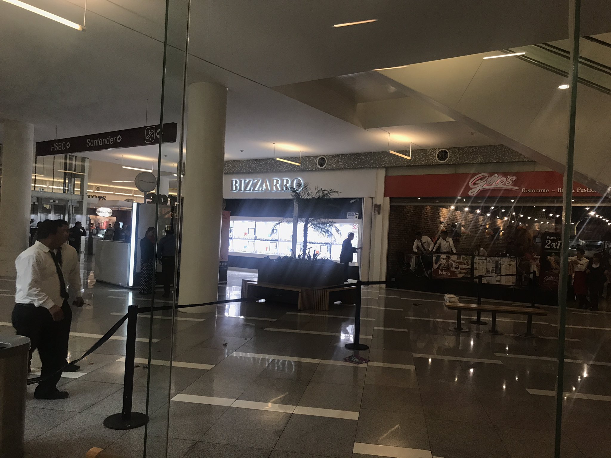 Algunos usuarios comían en restaurantes de Parque Tezontle cuando ocurrió el robo. (Tomada de Twitter | @JaviSys)