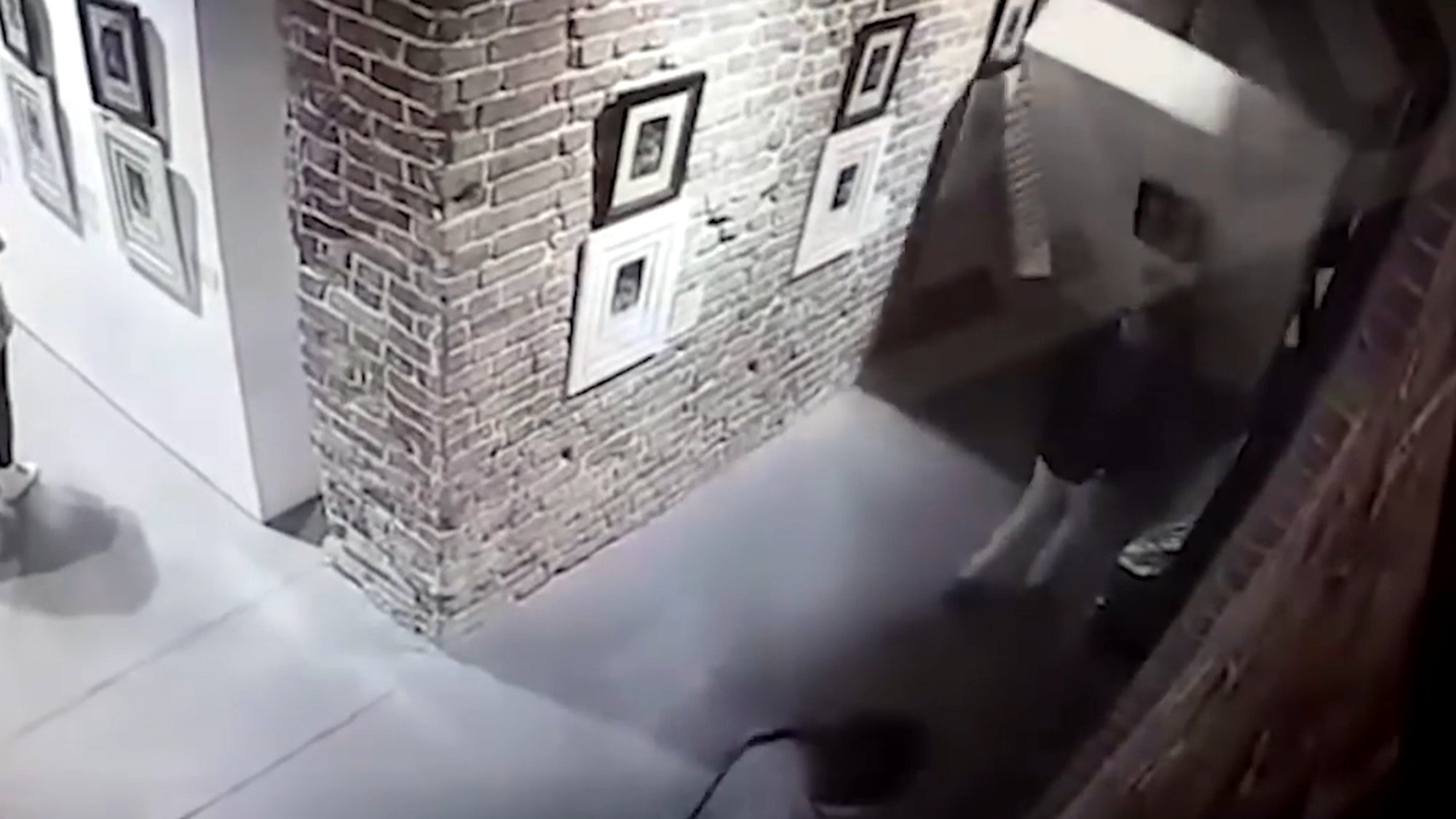 Una cámara de seguridad captó el momento en que se derrumbó el panel con las obras. (Especial)