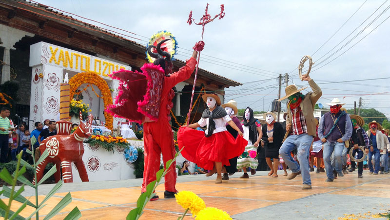 En las cuadrillas bailan entre 35 y 40 hombres disfrazados que parodian a personajes diversos. (Elizabeth Hernández)