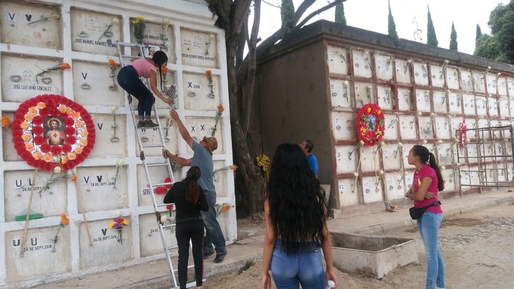 La familia del señor José Morales requirió pedir una escalera para colocar una foto y las flores que le llevaron. (Elsa Martha Gutiérrez)
