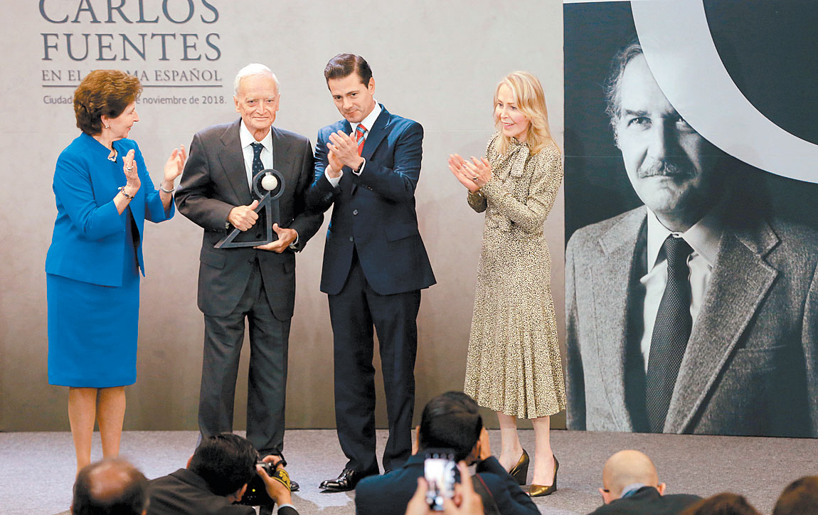 García Cepeda, el galardonado, Peña Nieto y Lemus. (Jesús Quintanar)