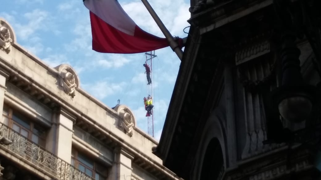 El hombre se subió a la antena de un edificio ubicado en la colonia Centro. (Jorge Becerril)