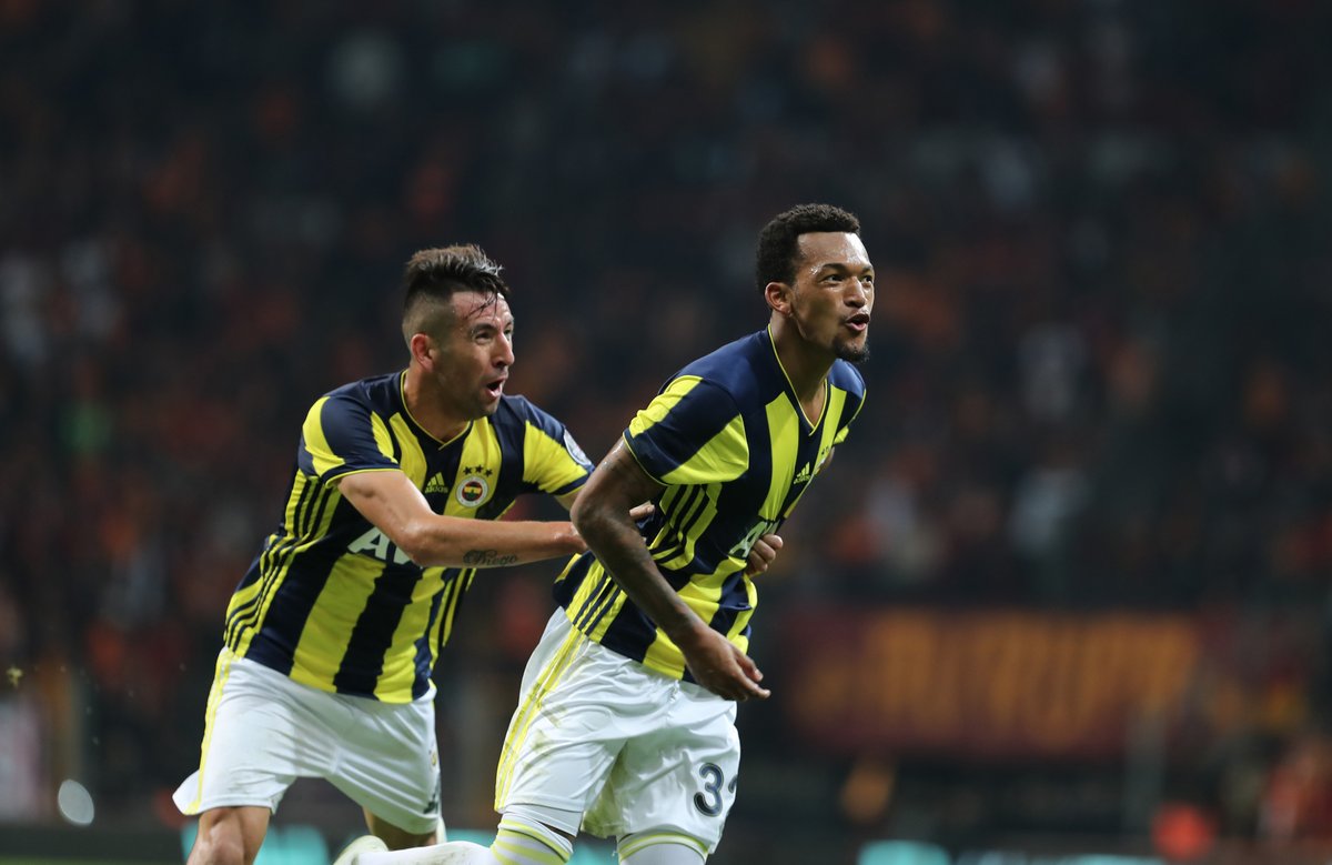 Jugadores de Fenerbahce en festejo de gol (@Fenerbahce)