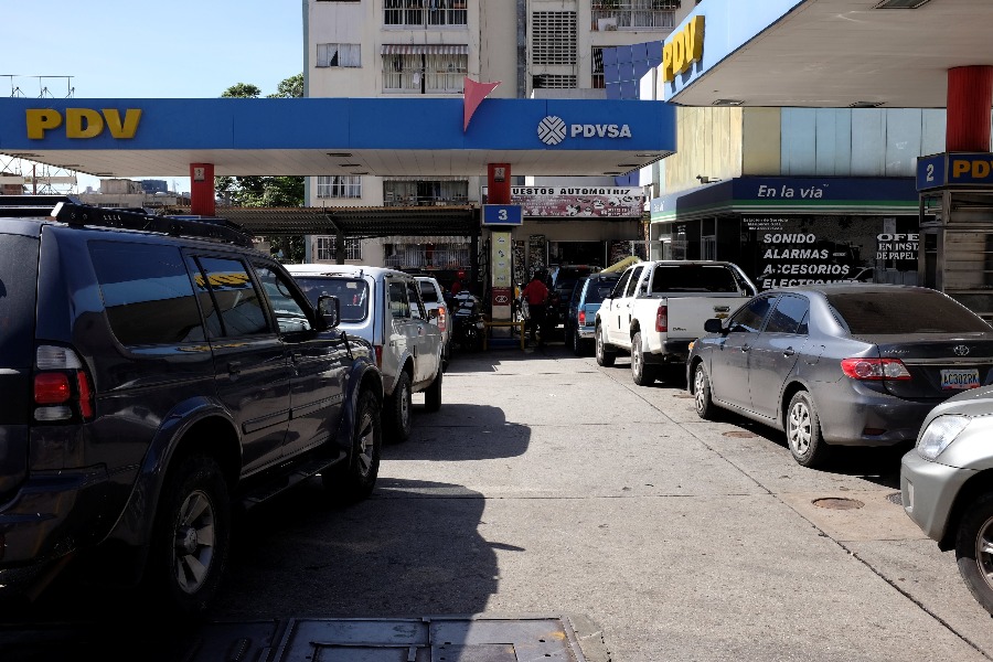 Largas filas en las gasolineras de Caracas para comprar gasolina. (Foto: Reuters)