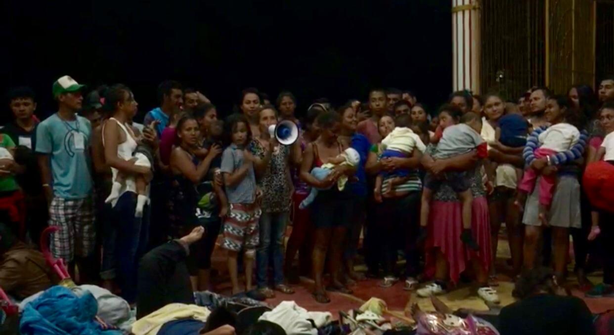 Los migrantes pidieron a Yunes que no los deje solos. (José Antonio Belmont)