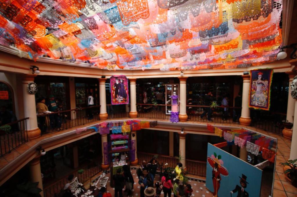 El papel picado llenó de color cada espacio de Noalinco, Veracruz. (Isabel Zamudio)