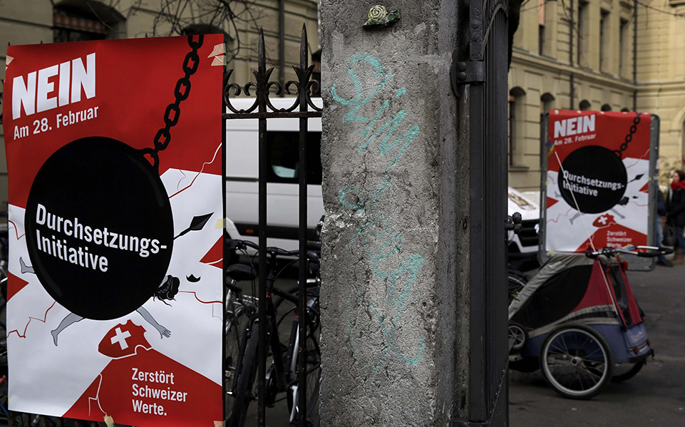 Propaganda que llama a un referéndum en Suiza (Foto. Reuters)