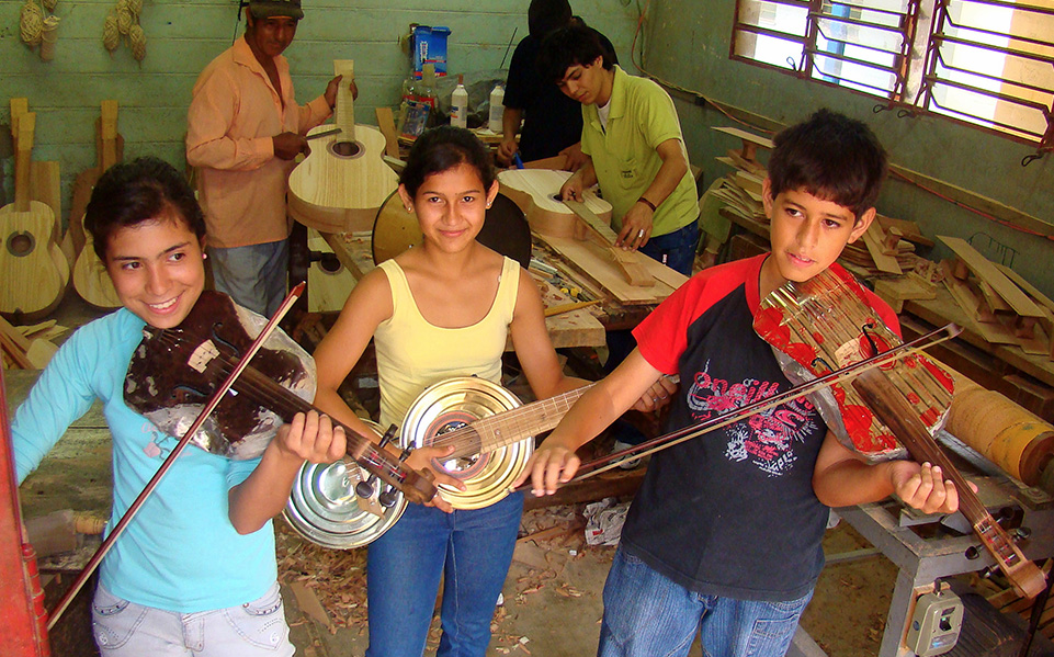 El proyecto derivó en una escuela. Allí se forman hoy casi 300 alumnos y entre ellos se selecciona a los mejores para integrarlos en la orquesta