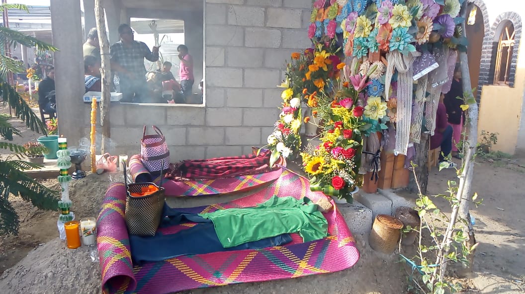 Visten las tumbas con flores de cempasúchil, ceras y velas (Apolonia Amayo)