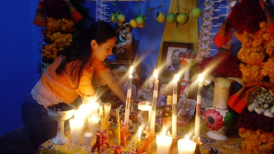 Desde temprano Ximena se ha preparado y llama a sus abuelos. (Elizabeth Hernández)
