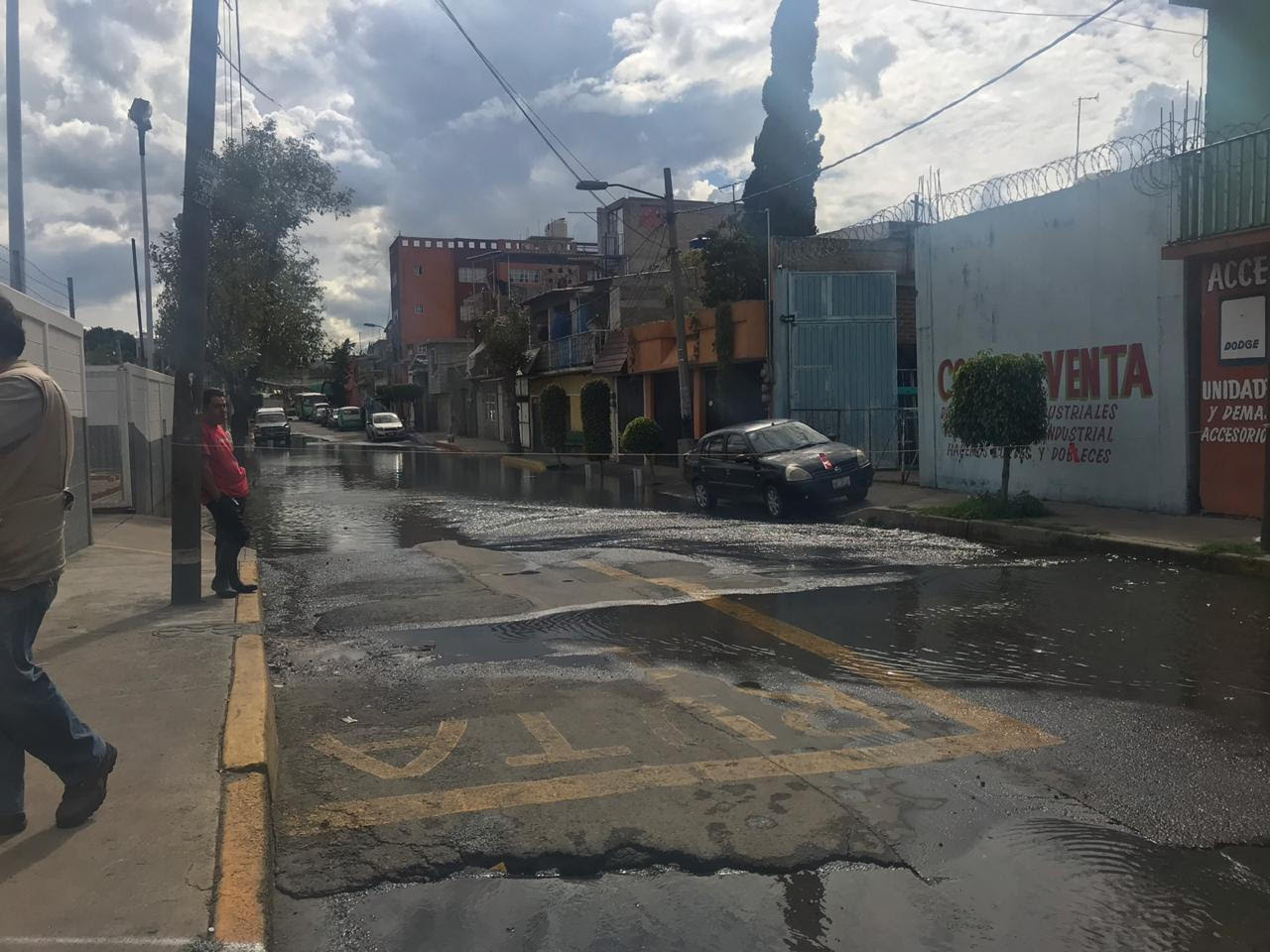 Una fuga de agua se registró en la colonia Santa Martha Acatitla. (Jorge Becerril)