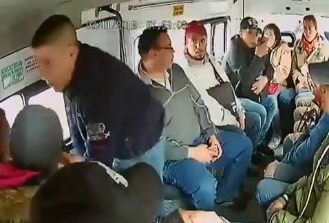 Los dos hombres asaltaron a los pasajeros en cuestión de segundos. (Especial)