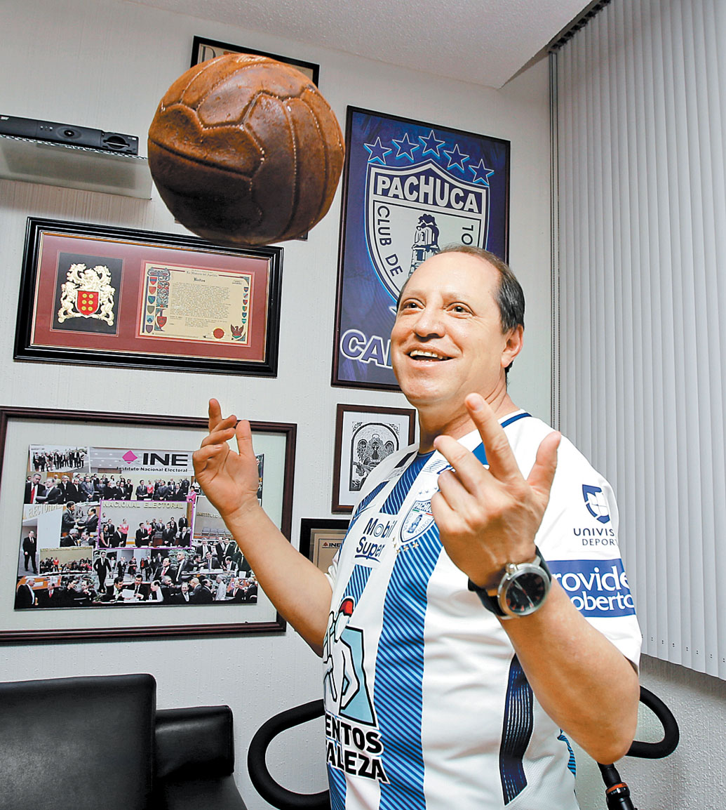 El integrante del Instituto Nacional Electoral ha practicado el futbol desde siempre. (Ariana Pérez)