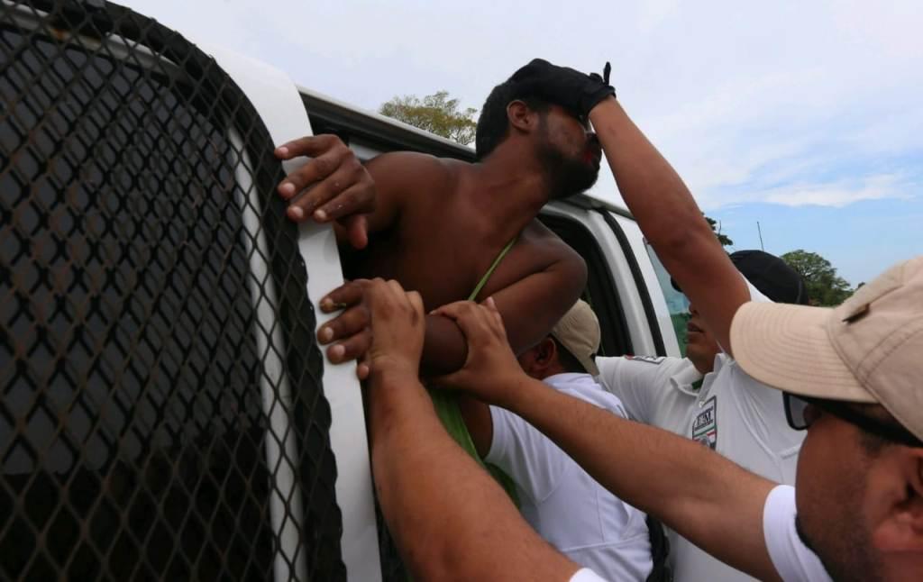 Los migrantes fueron detenidos sobre la carretera que une a Mapastepec con Pijijiapan, Chiapas. (Javier Ríos9