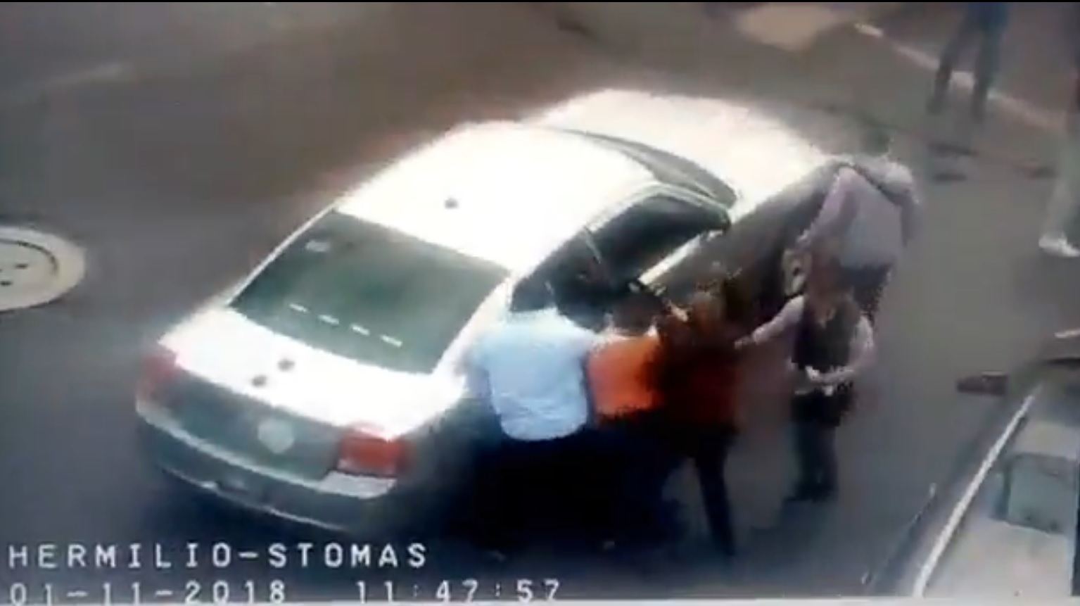 Los sujetos que atacaron a los comensales y a un conductor son supuestos trabajadores de una ONG. (Especial)