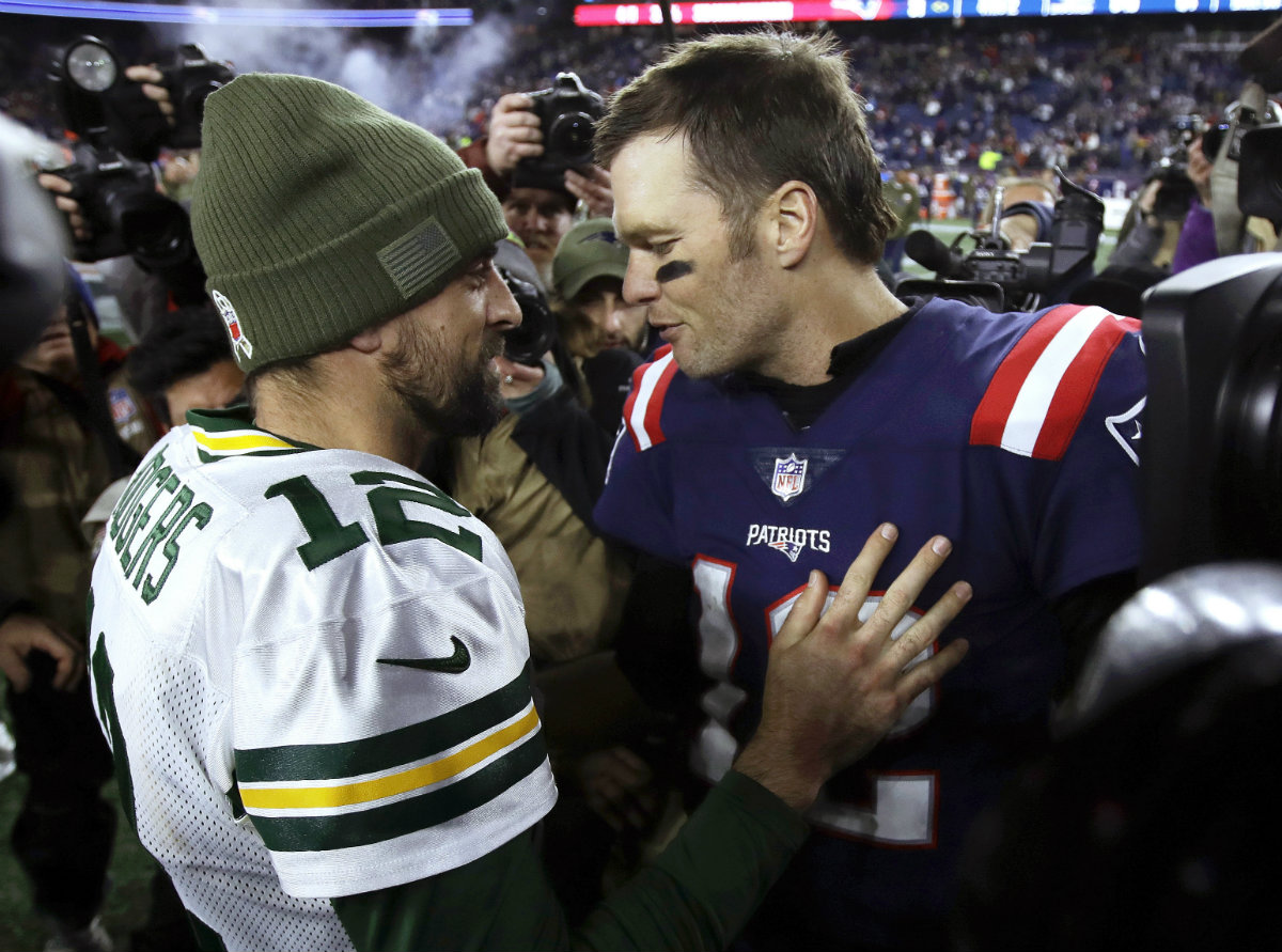 Aaron Rodgers y Tom Brady tras finalizar el juego Green Bay vs Patriots (AP)