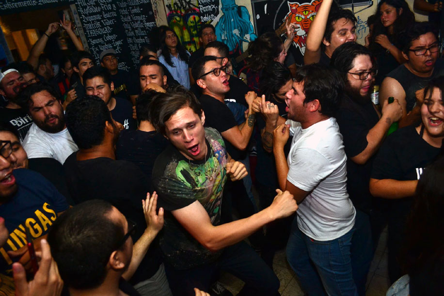 Bandas de punk y hip hop han pisado el escenario del bar. (Especial)