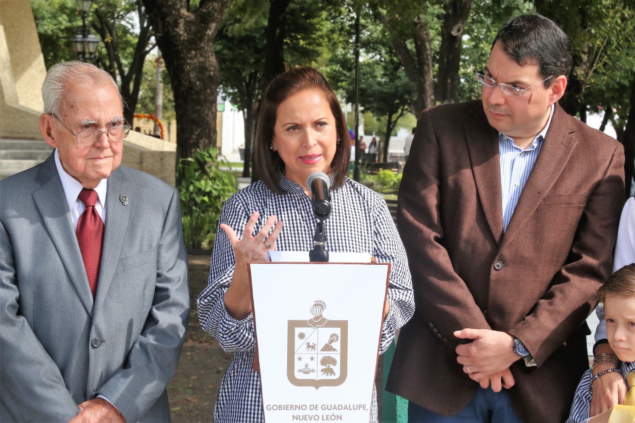 Hoy se le hizo una guardia de honor al cronista, en la plaza municipal de Guadalupe. (Foto: Raúl Palacios)