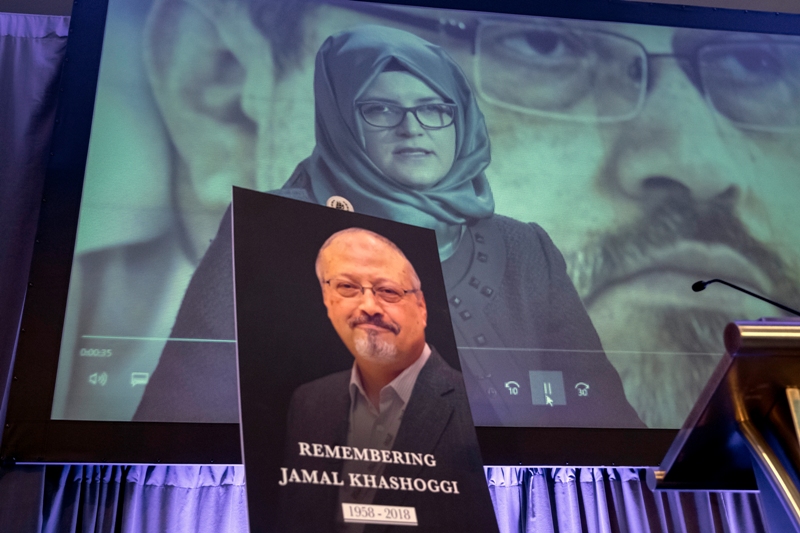 Hatice Cengiz, prometida del fallecido periodista, habla durante un evento para recordar a Khashoggi.