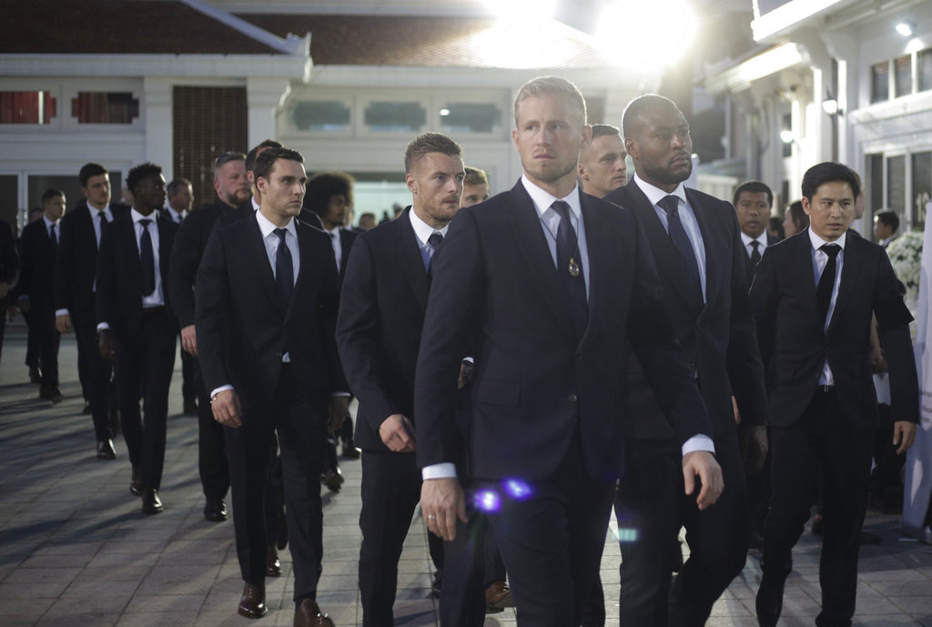 Jugadores del Leicester City en el funeral de Vichai Srivaddhanaprabha (AP)