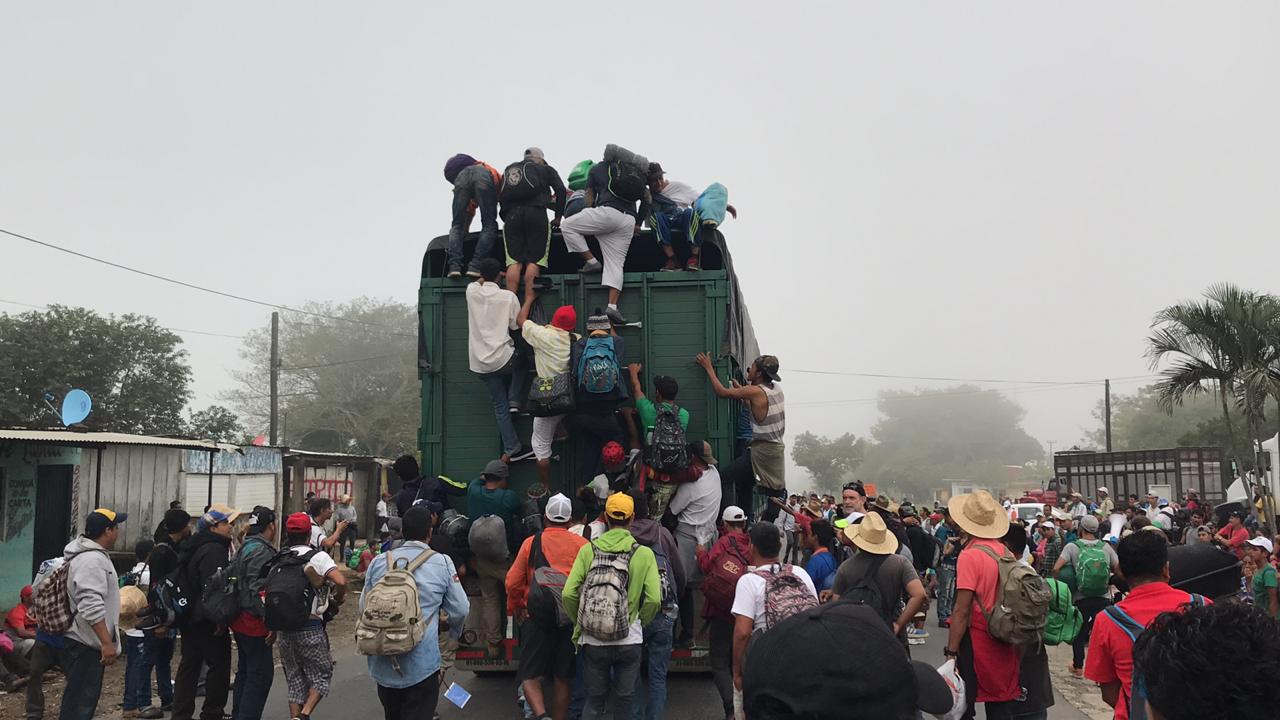 Los migrantes centroamericanos salieron de Ciudad Isla hacia el Córdoba. |José Antonio Belmont